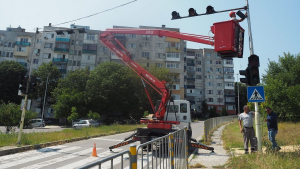 В Разград започнаха да монтират допълнително осветление за пешеходните пътеки
