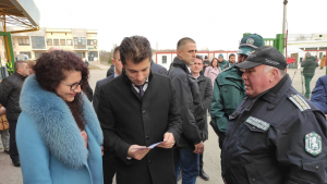 Премиерът Кирил Петков посети Русе, за да види новата система за регистрация на бежанци