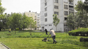 Косенето на тревните площи в Разград продължава и през почивните дни