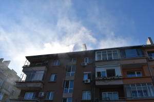 Пожар избухна в блок на булевард &quot;Придунавски&quot; в Русе тази сутрин /ВИДЕО/