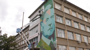 Огромен портрет на проф. Никола Маринов посреща учениците в едноименното търговищко училище