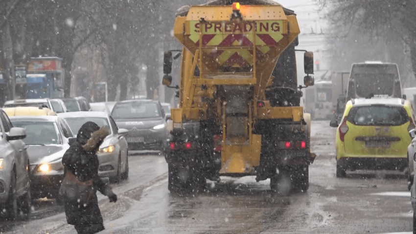 ВИДЕО: Снеговалежът отново изкара машините по улиците на Русе
