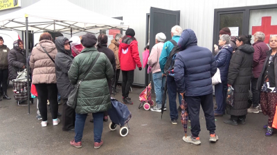 ВИДЕО: БЧК започна да раздава в Русе хранителната помощ от втория транш