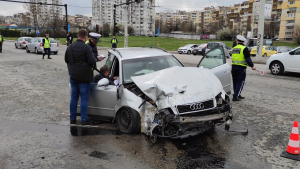 Трима пострадаха при тежка катастрофа на оживено кръстовище в Русе