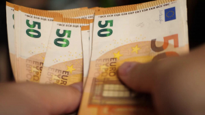 Служителите в държавния сектор получават с около 13% по-високи заплати от частния