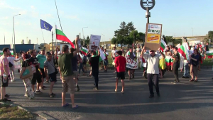 За разлика от обичайното шествие в центъра на града, днес протестиращите се събраха на кръговото кръстовище на ГКПП &quot;Дунав мост&quot;