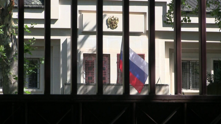 ВИДЕО: Експулсират целия персонал на Руското консулство в Русе