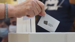 Приемат заявления за подвижна избирателна урна и за гласуване по настоящ адрес в Русе