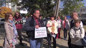 Протест срещу &quot;зеления сертификат&quot; се проведе на метри от опашка за ваксинация в Пловдив