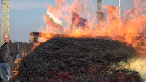 ВИДЕО: Земеделците запалиха бали със слама в третия от протестите в Русе