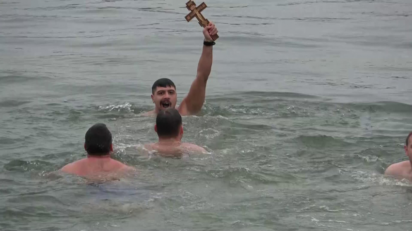 ВИДЕО: Теодор Цветков спаси за шести път Богоявленския кръст в Русе