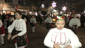ВИДЕО: Млади таланти допринесоха за празничното настроение на Коледния базар в Търговище