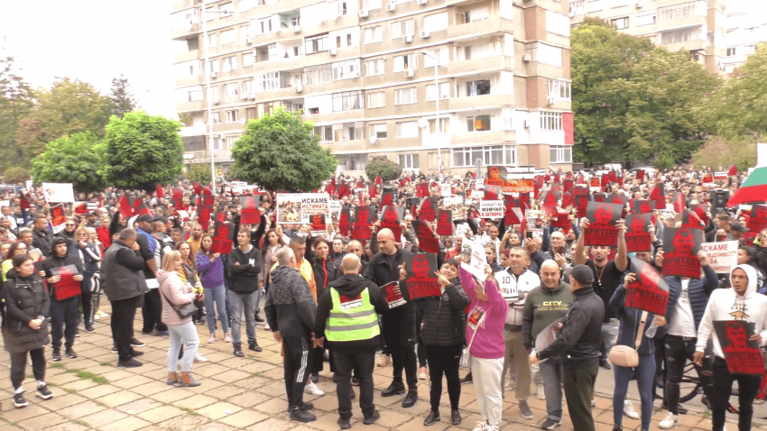 В търсене на справедливост: Хиляди излязоха на протест в Търговище заради смъртта на моторист