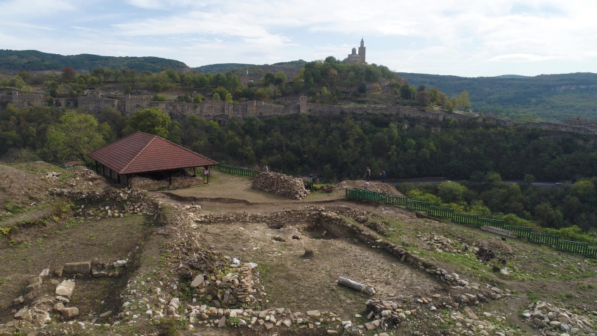 Архитектурен комплекс от XIII век откриха на Трапезица