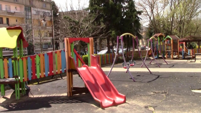 Започнаха ремонти на детските площадки в Разград /ВИДЕО/