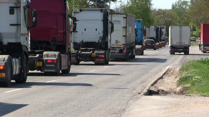 Над 30 камиона се включиха в националния протест на превозвачите в Русе