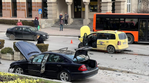 Мерцедес и такси катастрофираха в центъра на Велико Търново