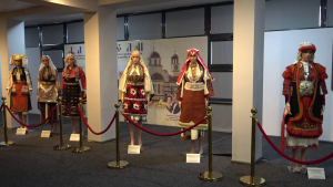 В Арт центъра в Бяла показват изложба на автентични народни носии