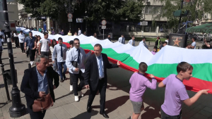 ВИДЕО: Русе понесе на ръце 60-метрово знаме на България по случай 24 май