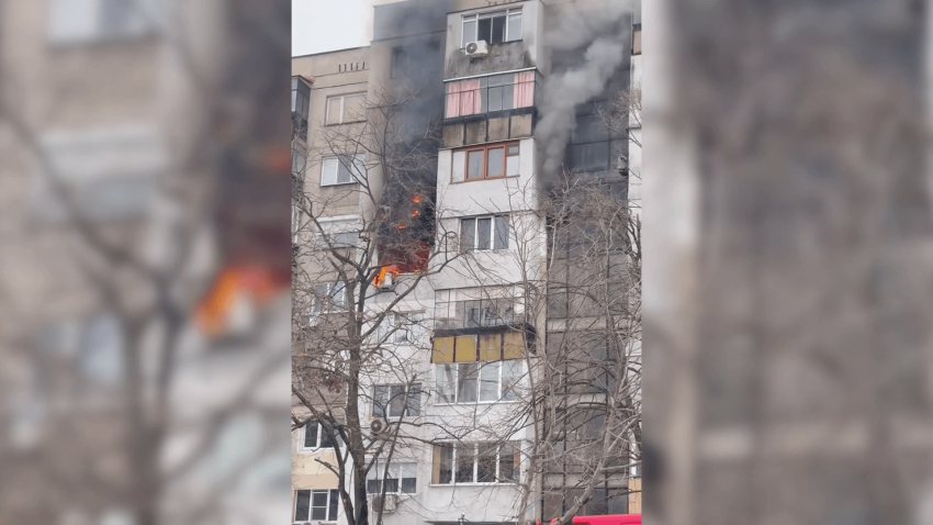 ВИДЕО: Голям пожар в блок в Русе вдигна на крак огнеборци, спешна помощ и полиция