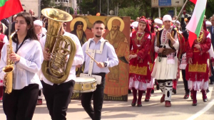 ВИДЕО: Голямо шествие и почит към дейците на образованието и културата в Разград за 24 май
