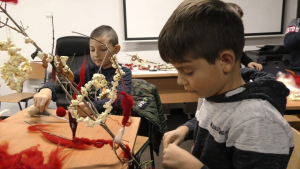 Работилница към Музейния образователен център в Търговище учи децата как да правят сурвакници