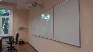 Русенският университет подменя белите дъски с интерактивни монитори