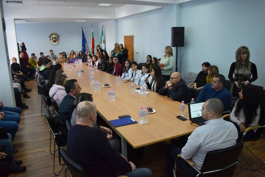 Дискусия, посветена на Световния ден за безопасен интернет, се проведе в Разград