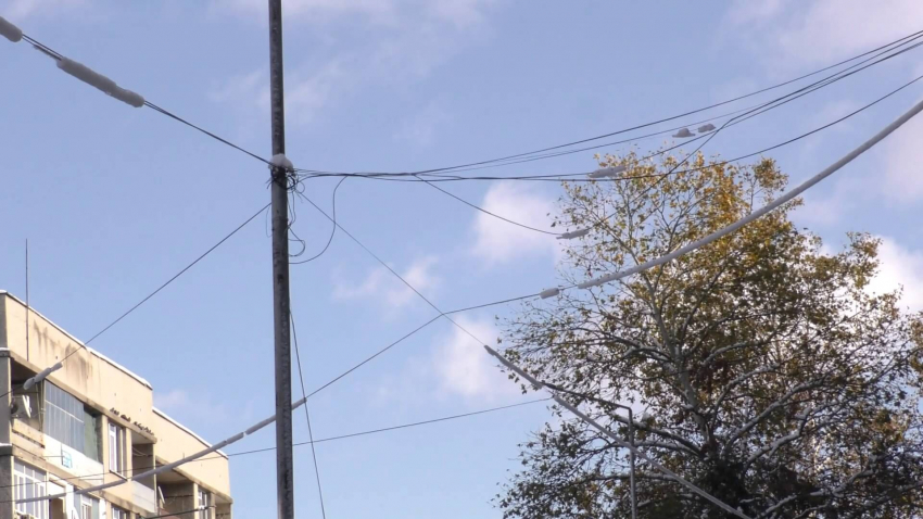 ВИДЕО: Община Търговище започва процедура за премахване на висящите кабели в града