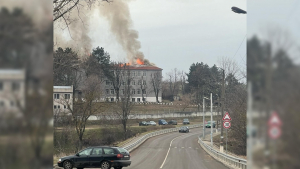 ВИДЕО: Голям пожар избухна в училището в село Беловец, покривът е напълно унищожен