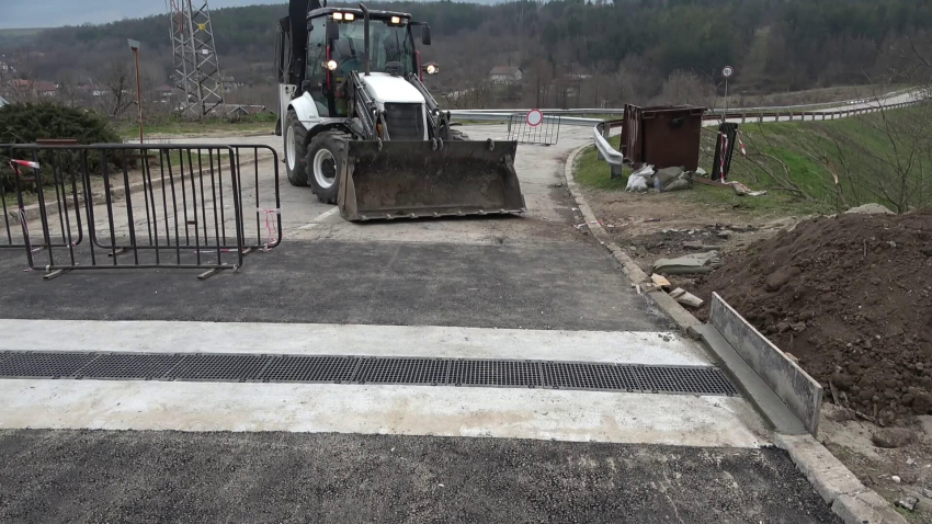 ВИДЕО: До седмица може да пуснат движението по дигата в село Николово