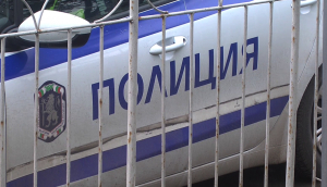 Агресивен русенец счупи прозорец на такси в движение