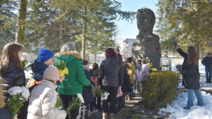 Сред първите, които отдадоха своята почит, бяха кметът Добрин Добрев и председателят на Общинския съвет Галина Георгиева