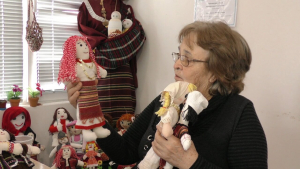Жена от село край Търговище продължава да изработва парцалени кукли