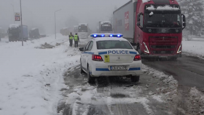 ВИДЕО: Обилният снеговалеж и навявания затвориха основни пътища в Русенско