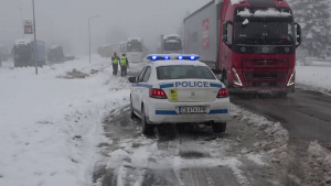 ВИДЕО: Обилният снеговалеж и навявания затвориха основни пътища в Русенско