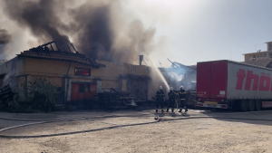 ВИДЕО: РИОСВ поиска план за ликвидиране на последствията от изгорял склад в Русе