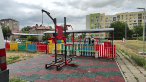 Продължава обновяването на детските площадки в Търговище