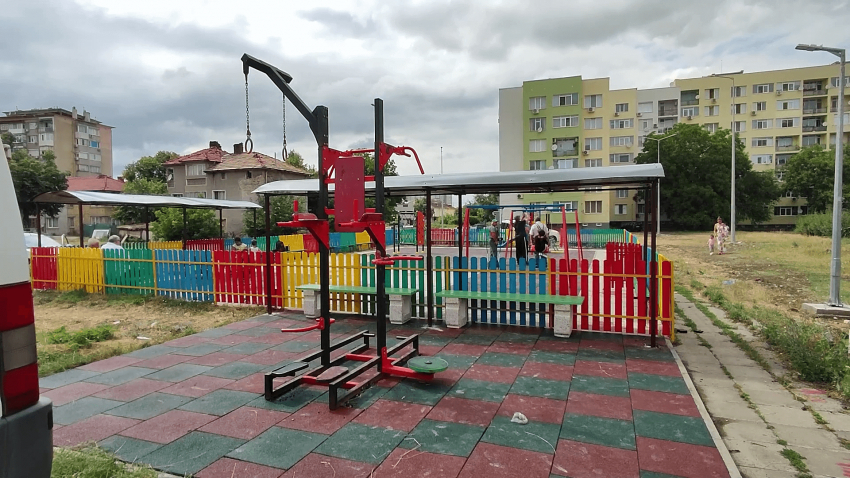 ВИДЕО: Продължава обновяването на детските площадки в Търговище