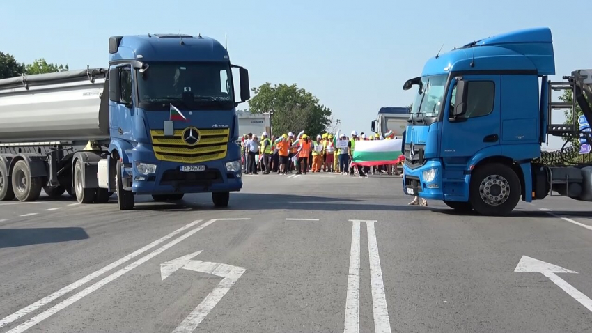 ВИДЕО: Пътищари блокираха за час Русе - Бяла, искат си дължимото от държавата