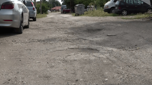 Сигнал до КИС 13: Улица в Русе постепенно се руши след некачествено възстановяване на изкопи