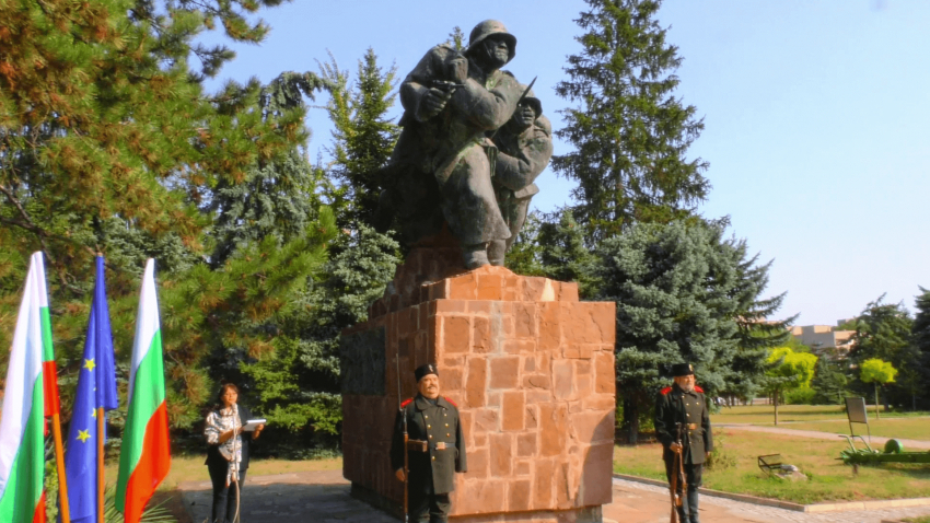 ВИДЕО: Търговище отбеляза Съединението с церемония по поднасяне на венци и цветя