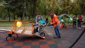 Откриха първата люлка за деца в инвалидни колички в Русе