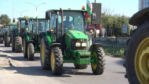 Земеделски производители излязоха на протест и блокираха Дунав мост при Русе