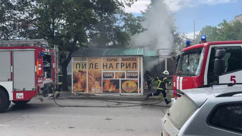 ВИДЕО: Горя търговски обект на оживено кръстовище в Русе