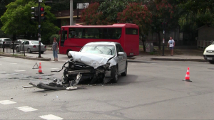 Лека кола и автобус се блъснаха на оживено кръстовище в Русе днес преди обяд