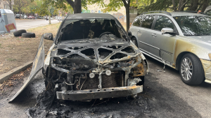 Автомобил горя на паркинг в Русе, полицията разследва