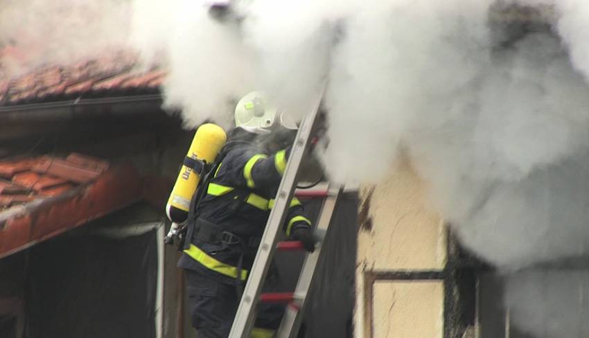 Три противопожарни автомобила гасиха пожар, възникнал в къща в Търговищко