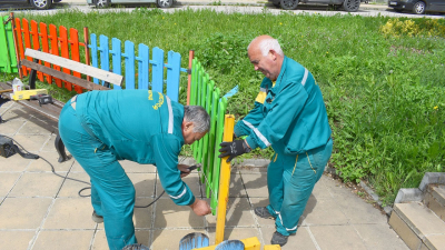 Започна цялостно обновяване на оградите и перголите на детските площадки в Разград