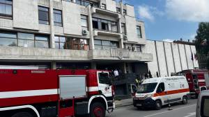 Пожар избухна в сградата на Община Велико Търново, пострадаха двама